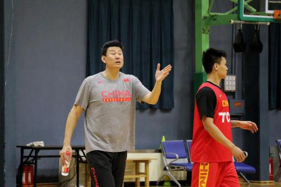 中国男篮备战世界杯，主帅李楠透露重点阵容，众将齐聚备战