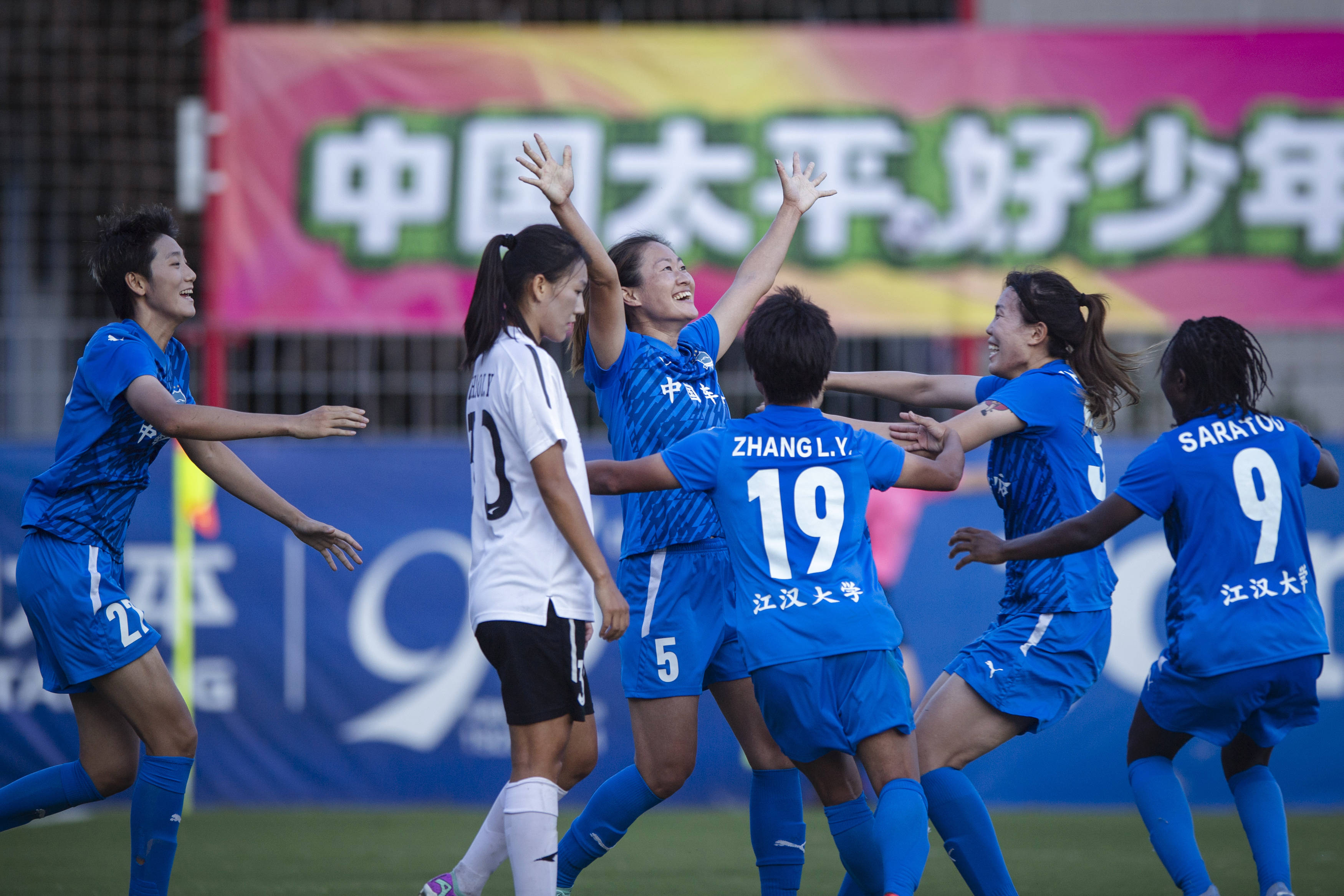 国内女足球员备战国际比赛，训练状态良好